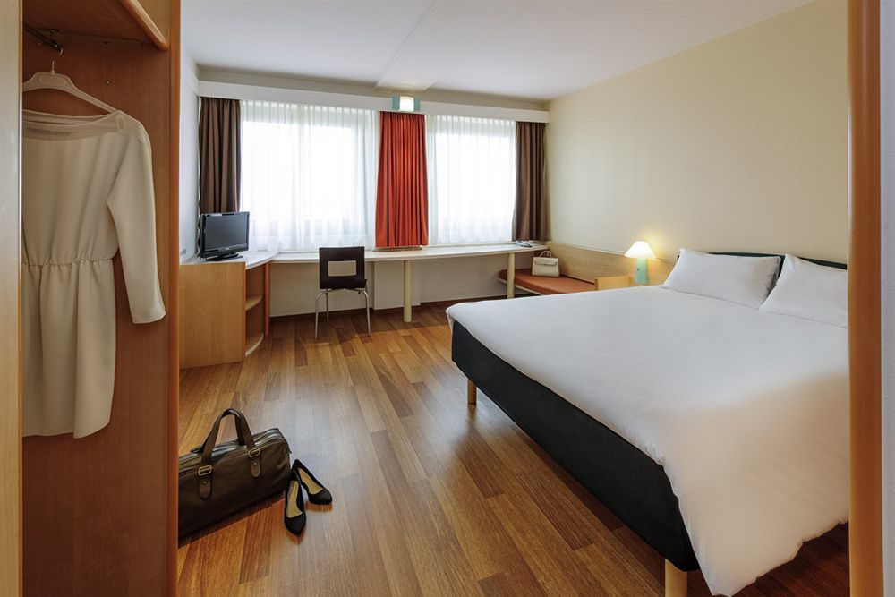 Ibis Hotel Frankfurt Airport Kelsterbach Bagian luar foto